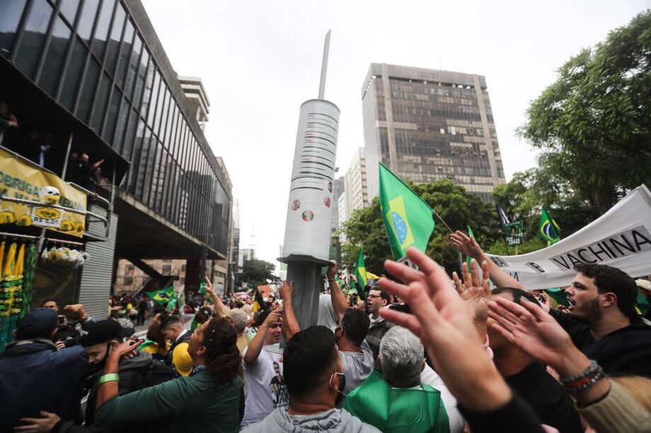 Manifestantes pró-Bolsonaro realizam ato contra a possibilidade de vacina obrigatória para covid-19