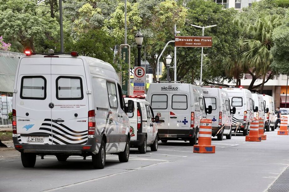 No centro de São Paulo, 32 ambulâncias fizeram 'minuto de sirene' em homenagem às vítimas da covid-19