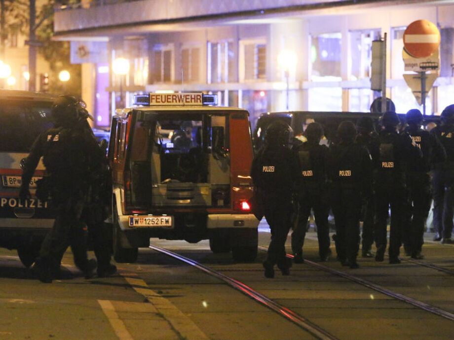 Polícia faz operação em Viena após ataque a tiros