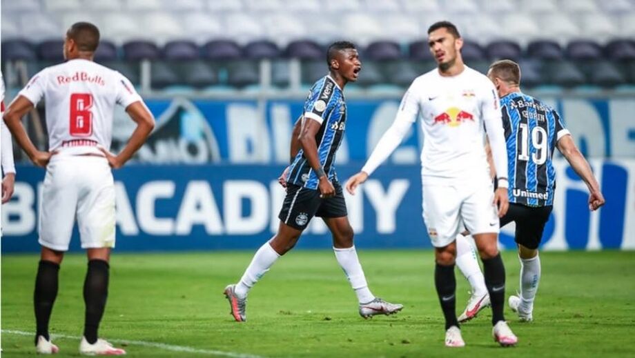 Em sua única intervenção, Vanderlei fez linda defesa aos 10 minutos, após finalização de longe de Carlinhos.