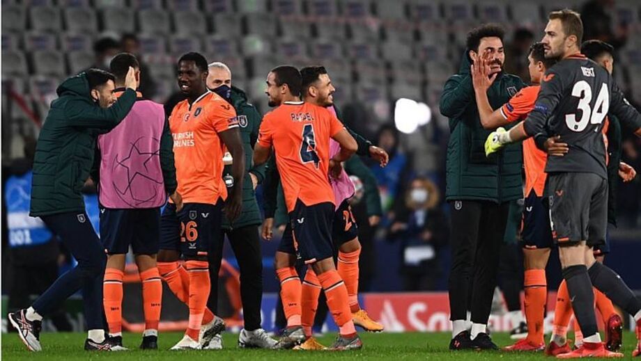 Jogadores do Istanbul Basaksehir comemoram o triunfo sobre o Manchester United