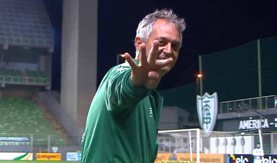 Lisca levantou quatro dedos da mão e disse: é a quarta seguida em cima deles (Corinthians)