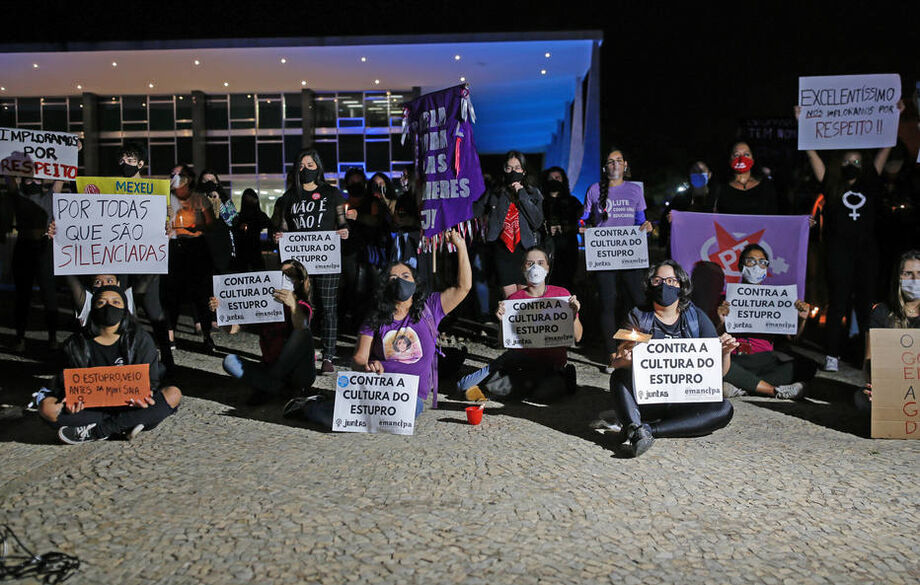 Um ato de repúdio ao desfecho do caso da influenciadora digital Mariana Ferrer reuniu mulheres em frente à sede do STF