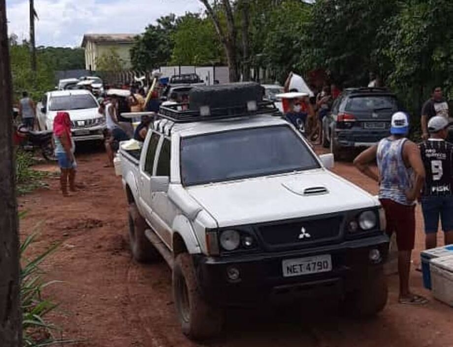 Fila de pessoas para abastacerem galões com água, em Macapá