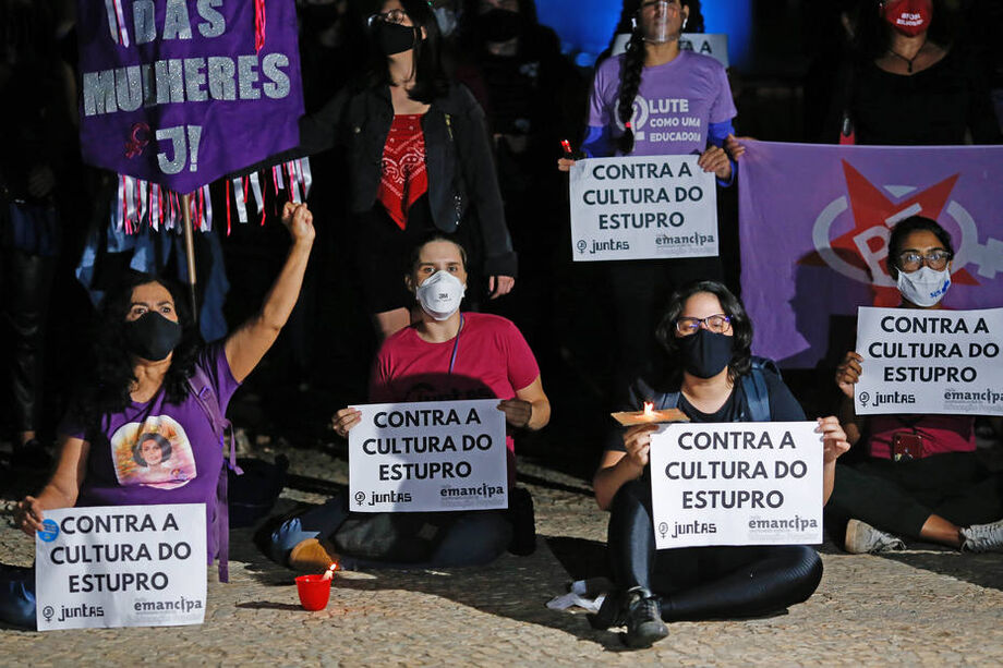 Manifestação em defesa de Mariana Ferrer reuniu diversas mulheres em Brasília na quarta-feira