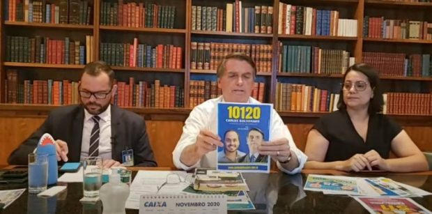 O presidente Jair Bolsonaro pede votos para o filho Carlos, candidato a vereador no Rio, durante transmissão ao vivo