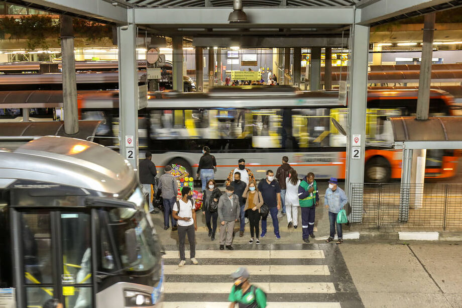 Na capital paulista, a Prefeitura mantém contratos com 32 empresas para a operação do serviço de ônibus