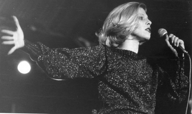 Vanusa durante show em 4 de outubro de 1977