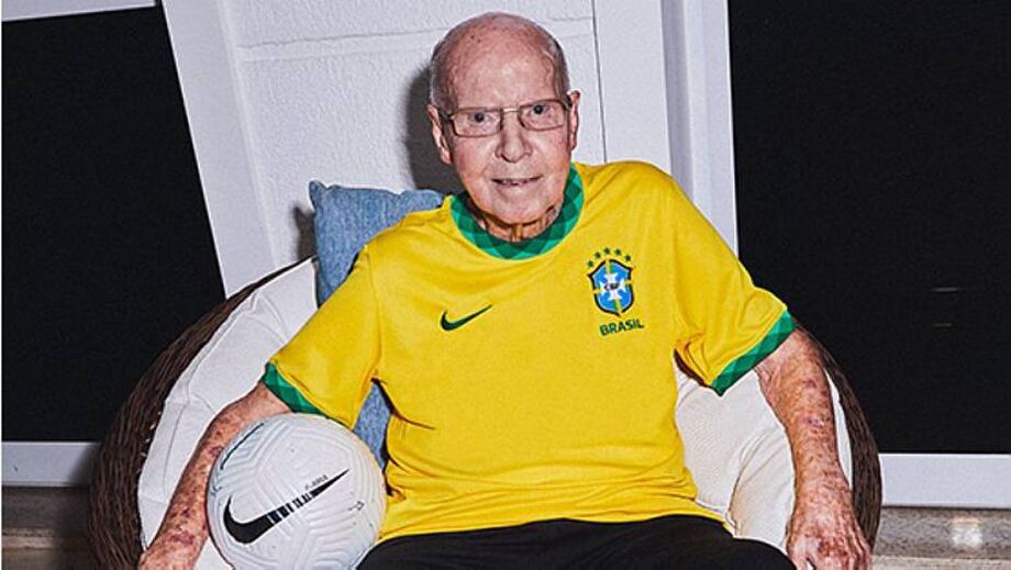 Zagallo é garoto-propaganda da nova camisa da seleção brasileira.