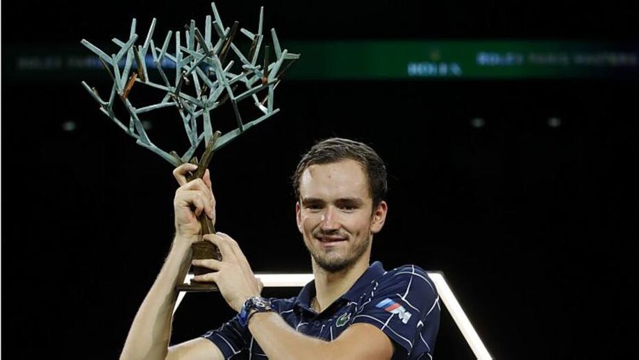 Medvedev supera retrospecto ruim contra Zverev e conquista o Masters de Paris.