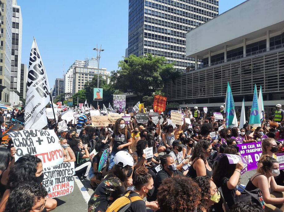 Manifestantes usaram cartazes e cânticos para condenar a violência contra a mulher e pedir Justiça à Mari Ferrer