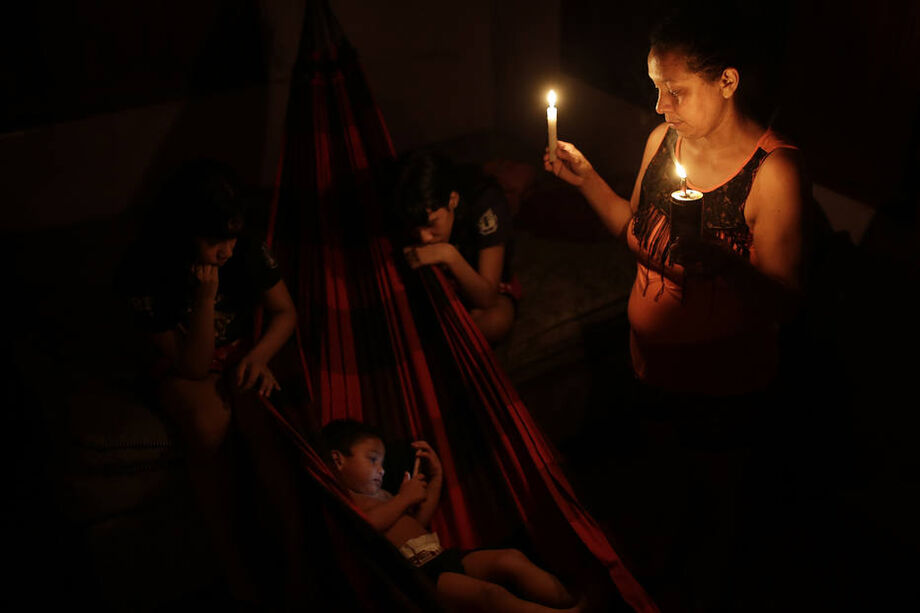Dona Socorro e a família passam noites desconfortáveis, sem água, sem luz e com muito calor
