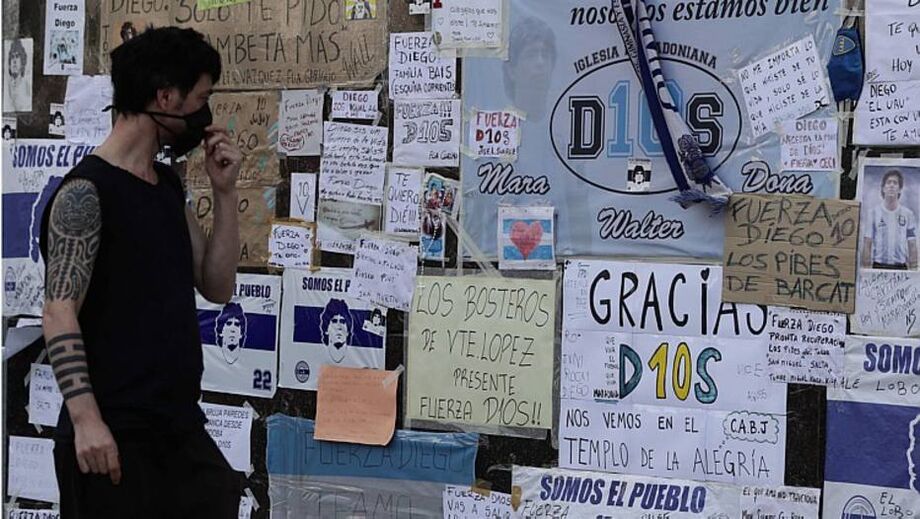 Fãs de Maradona montaram mural de recados na porta da clínica onde ele está internado