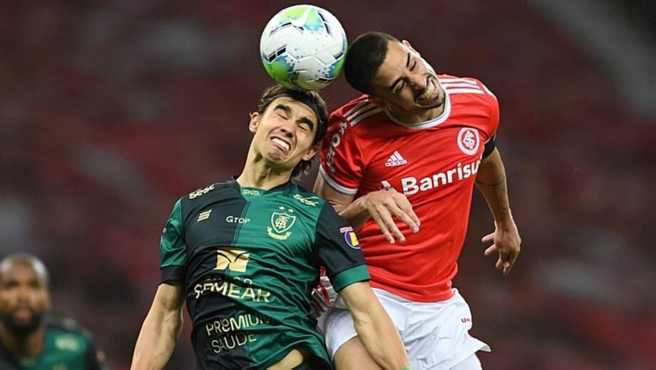 Thiago Galhardo disputa bola pelo alto com Zé Ricardo