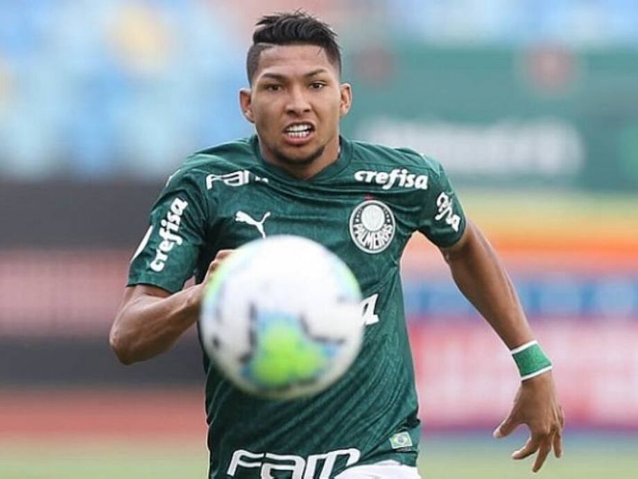 Rony e demais jogadores do Palmeiras voltam a treinar