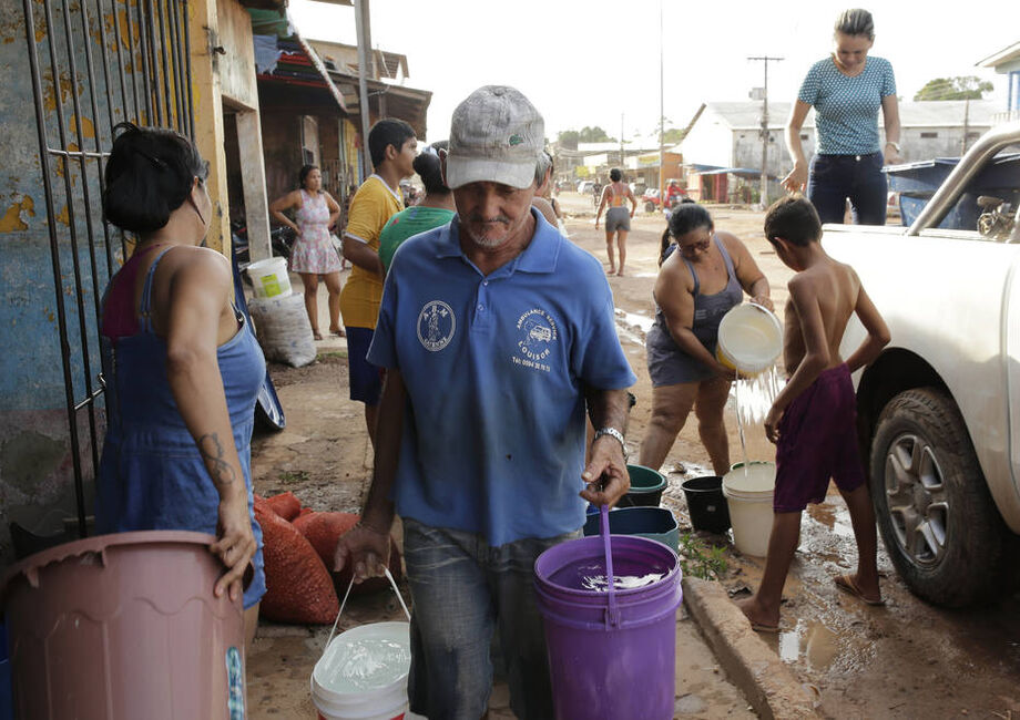 Distribuição de água em Santana, no Amapá: falta de luz também afetou o fornecimento de água no Estado.