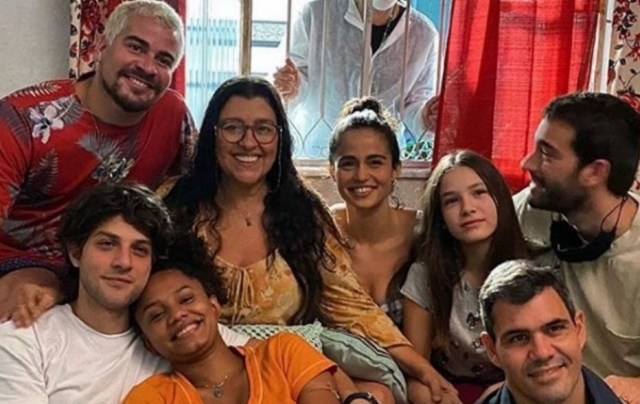 Thiago Martins se despediu de 'Amor de Mãe' com foto ao lado do elenco da novela