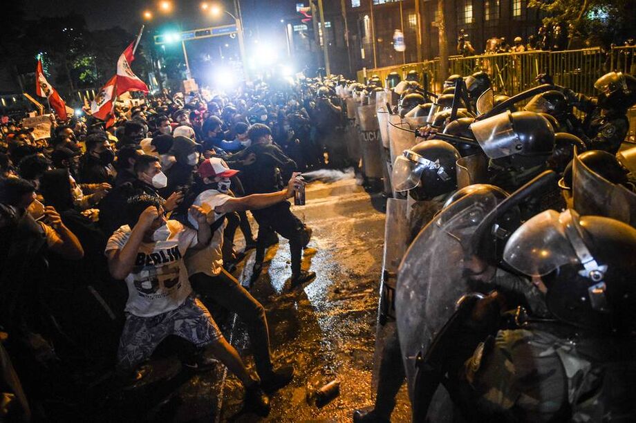 Manifestantes protestam contra Manuel Merino em Lima, no Peru