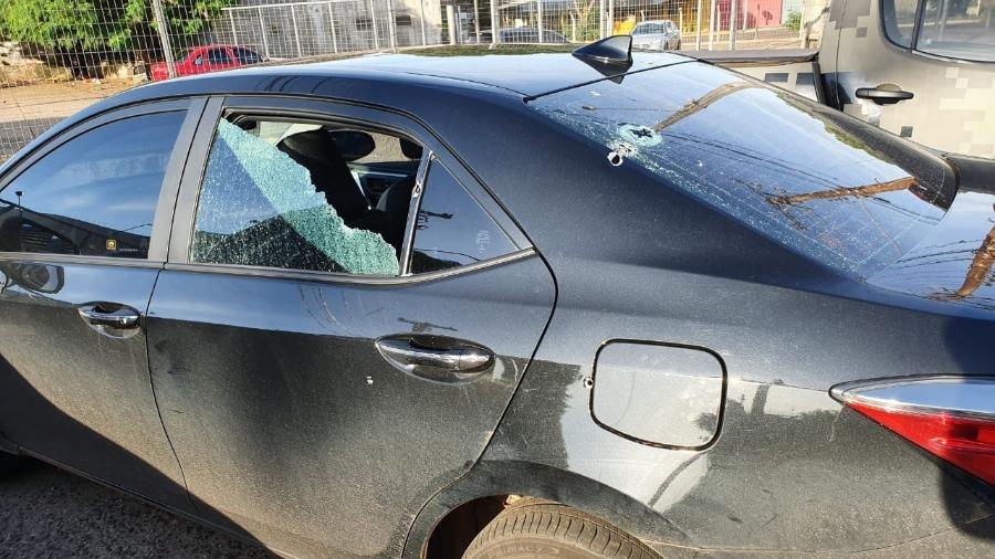 Fotografia do carro do deputado federal Loester Trutis (PSL-MS) com marcas de tiros e postada pelo parlamentar no Facebook