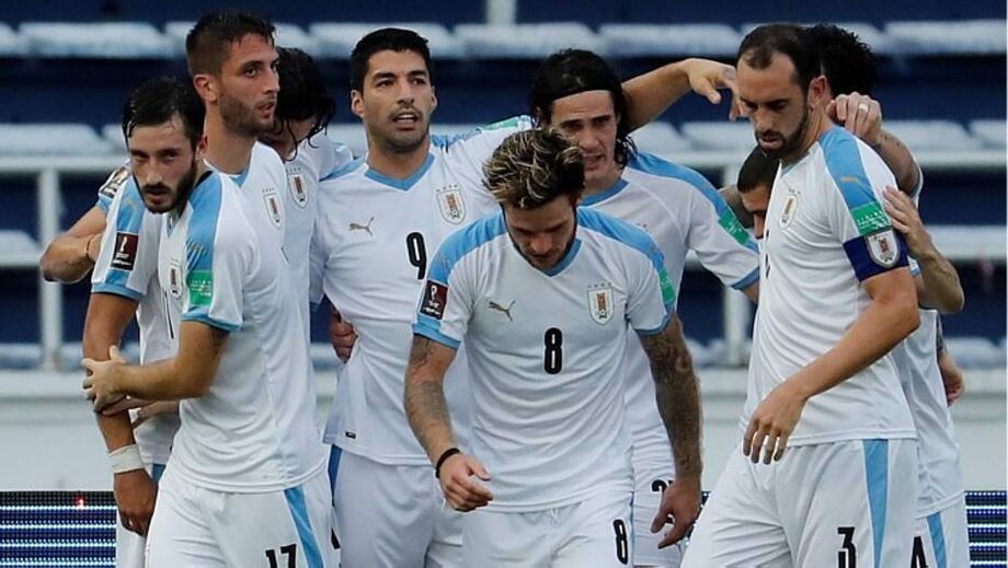 Jogadores da seleção uruguaia comemoram gol marcado contra a Colômbia