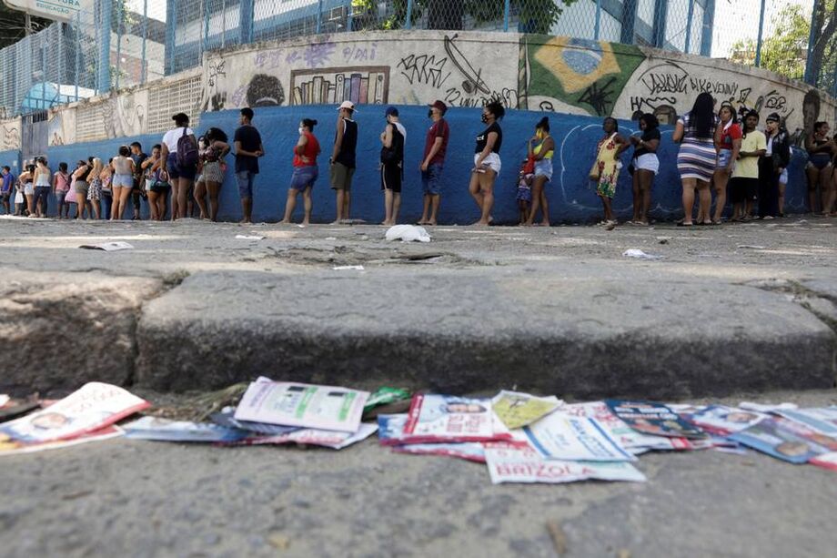 Eleitores fazem fila para votar no Complexo do Alemão, no Rio de Janeiro