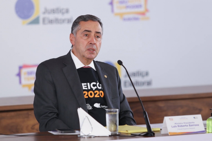 Ministro Roberto Barroso durante entrevista coletiva para apresentar balanço da votação, no domingo, 15