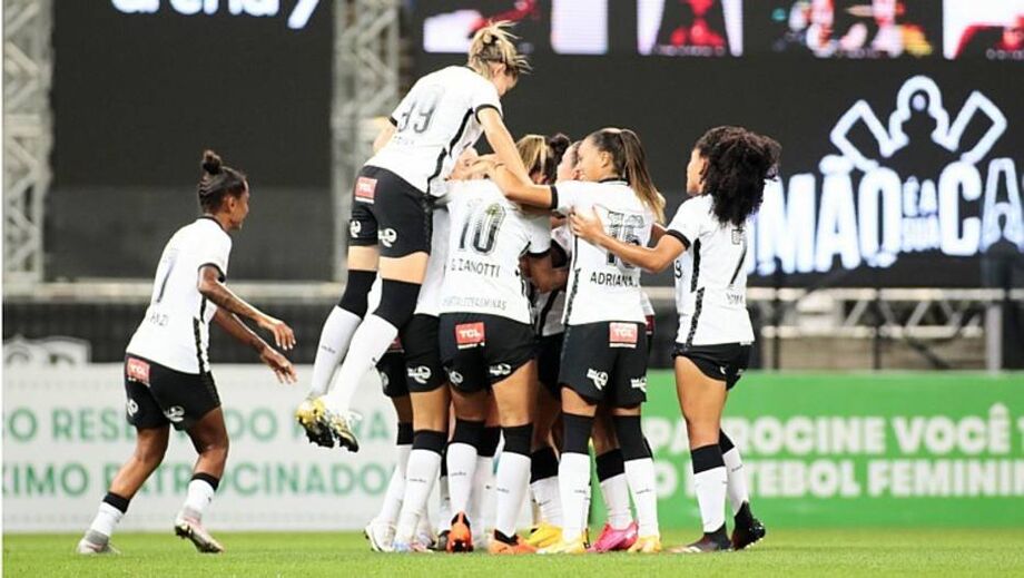 Jogadoras do Corinthians comemoram gol na vitória sobre o Palmeiras