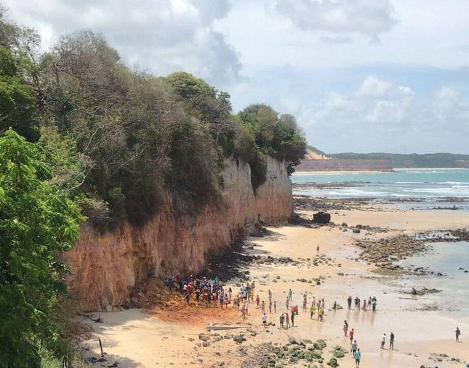 Falésia desmorona na praia da Pipa