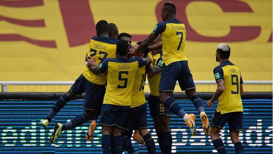 Jogadores do Equador comemoram gol na vitória diante da Colômbia
