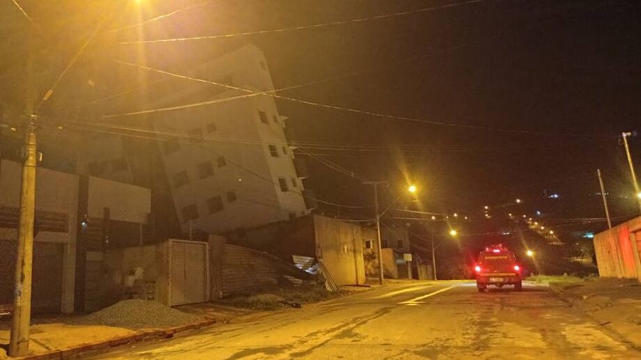 Prédio em construção em Betim tomba e moradores das imediações são retirados às pressas por risco de desmoronamento