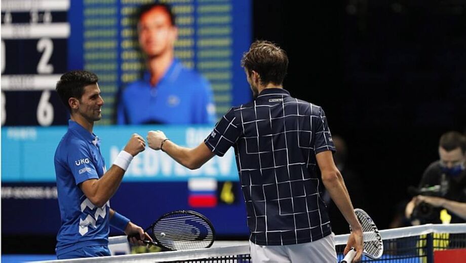 Daniil Medvedev (dir.) cumprimenta Novak Djokovic após derrotá-lo pelo ATP Finals