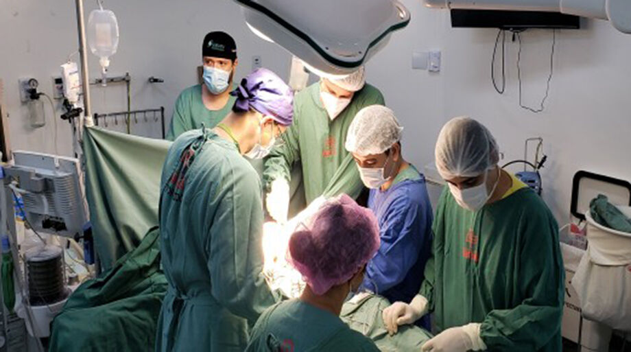 O procedimento de captação dos órgãos foi conduzido pelo médico urologista Dr. Adriano Lyrio e o responsável pela implantação do rim na receptora foi o também médico urologista da instituição, Dr. Eduardo Arruda