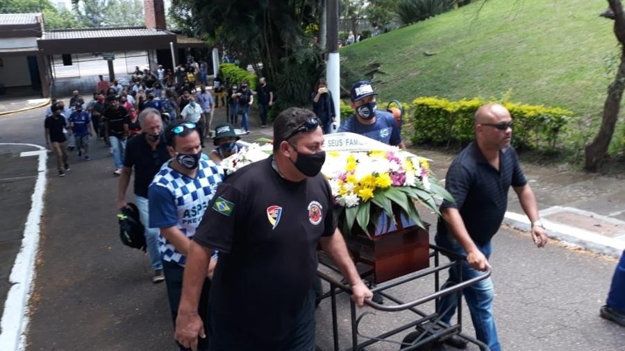 João Alberto Silveira Freitas, que foi assassinado aos 40 anos em um mercado Carrefour de Porto Alegre, é enterrado na capital gaúcha