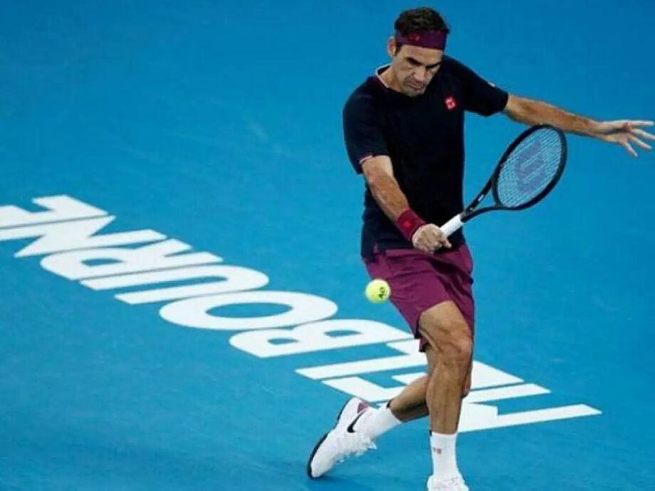 Roger Federer em ação contra Novak Djokovic, na semifinal do torneio australiano em janeiro de 2020.