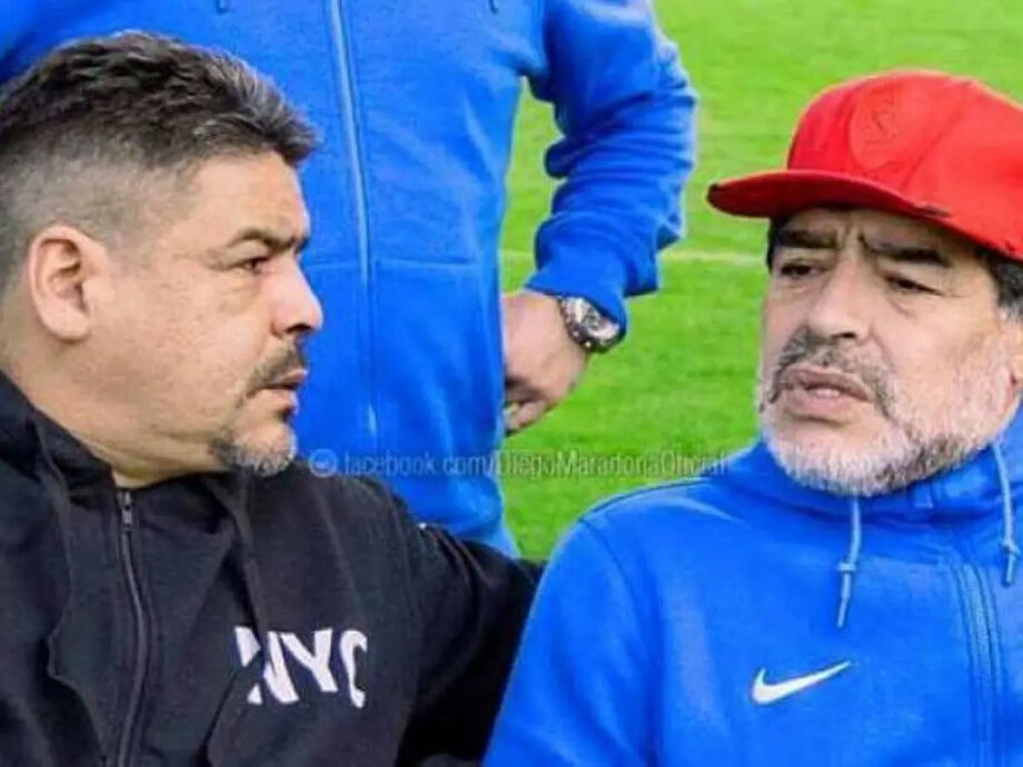 Diego Maradona ao lado de seu irmão, Hugo