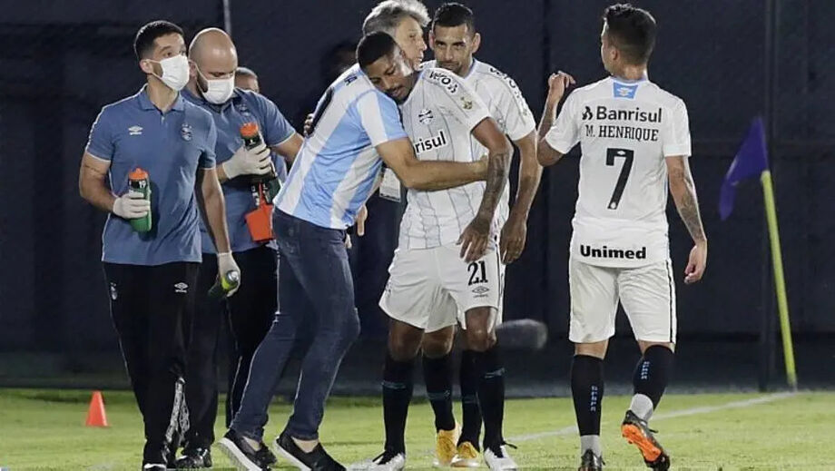 Jean Pyerre comemora com Renato Gaúcho, que prestou homenagem a Maradona, o gol do Grêmio contra o Guaraní do Paraguai