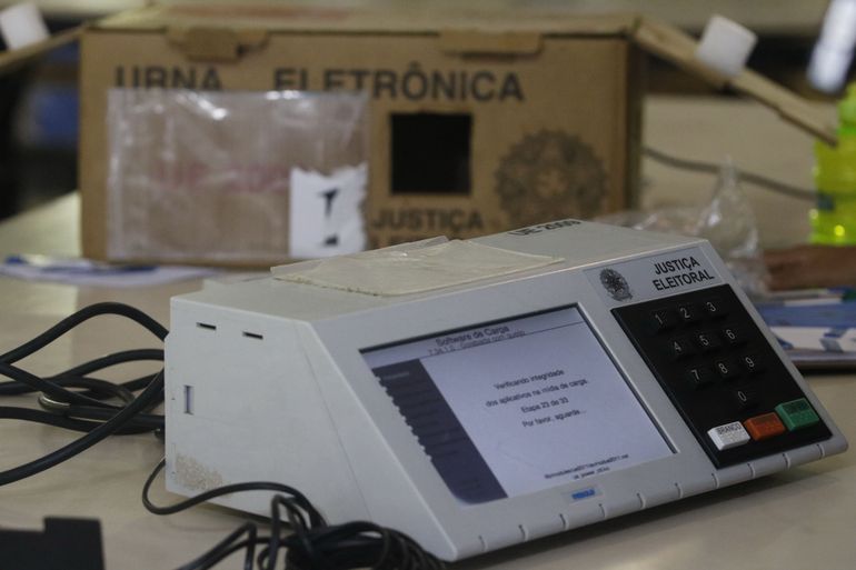 Eduardo Bolsonaro voltou a criticar o uso das urnas eletrônicas nas eleições