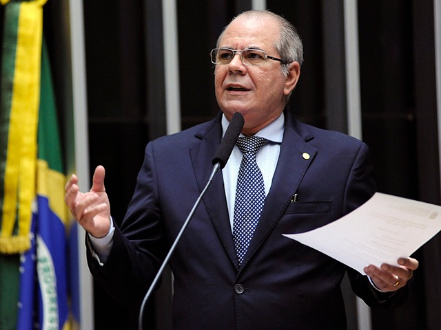 Rocha tem 60 anos e faz parte do grupo de risco do novo coronavírus