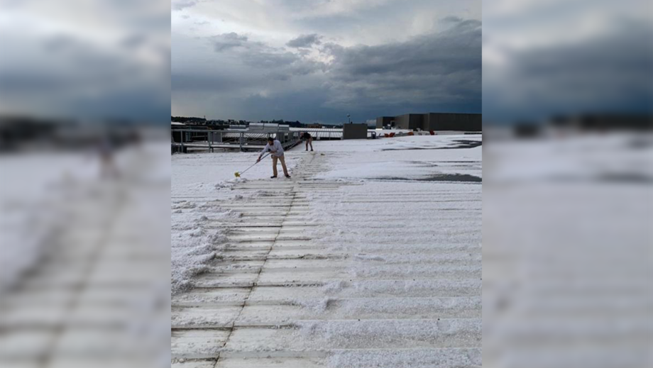 Em alguns lugares, o granizo chegou a cobrir ruas e rodovias de gelo