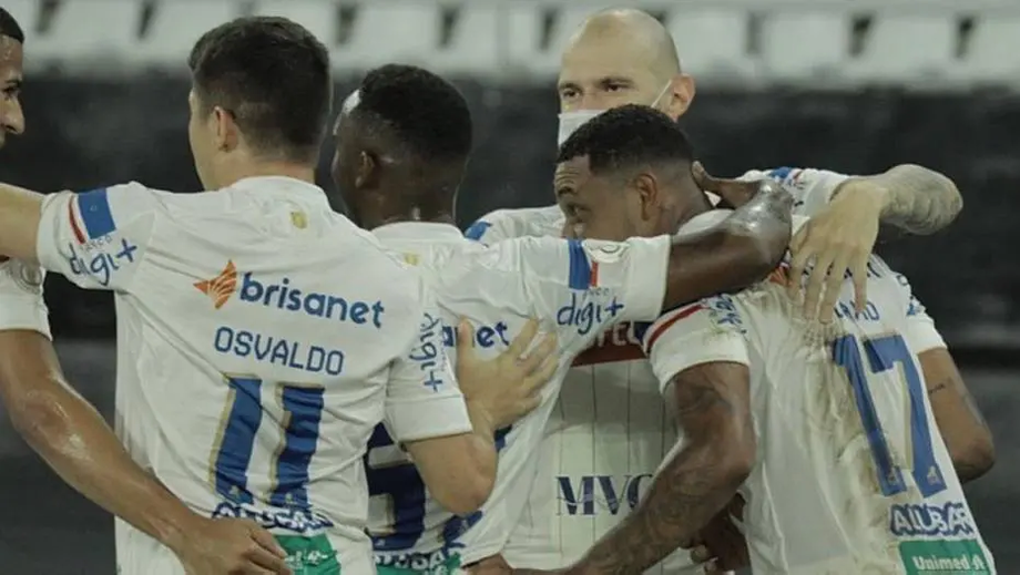 Jogadores do Fortaleza comemoram tento marcado sobre o Botafogo