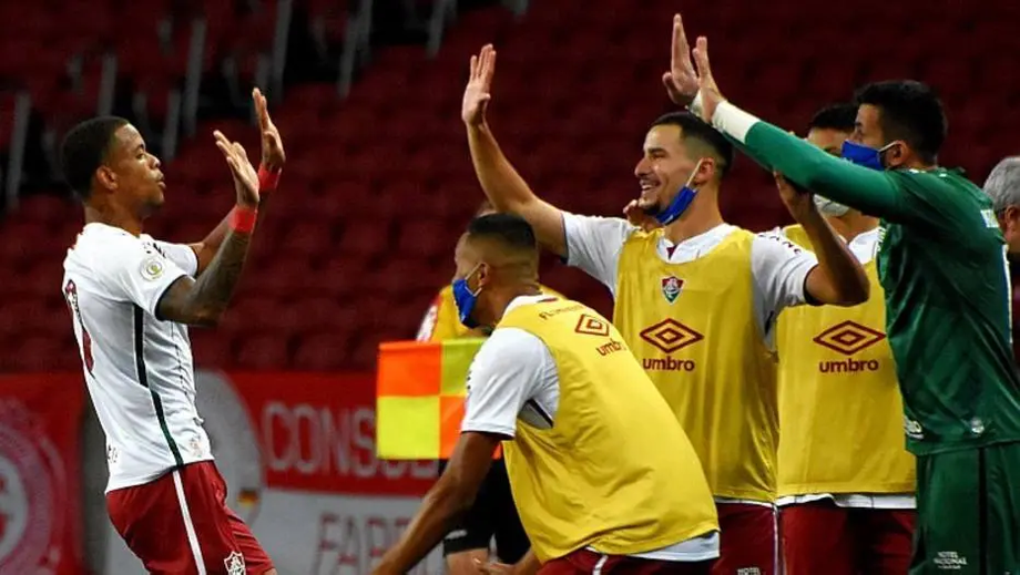 Atletas do Fluminense comemoram gol marcado contra o Internacional