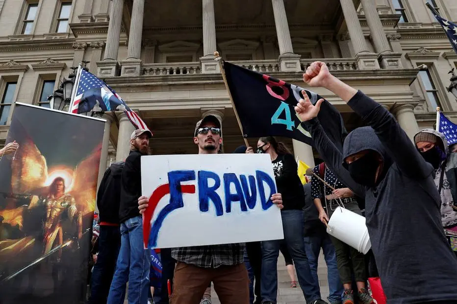 Eleitores de Trump denunciam fraude diante do Capitólio de Lansing, em Michigan