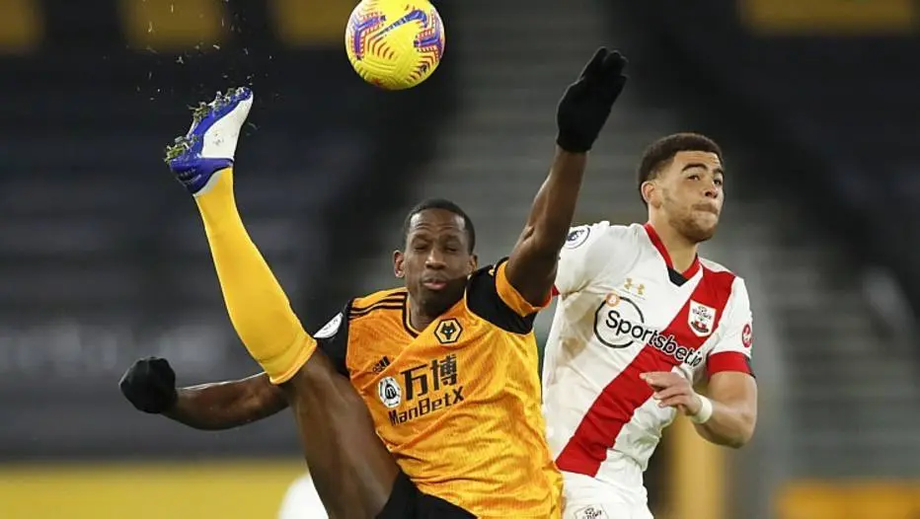 Willy Boly, do Wolverhampton, sofre marcação de Adams, do Southampton