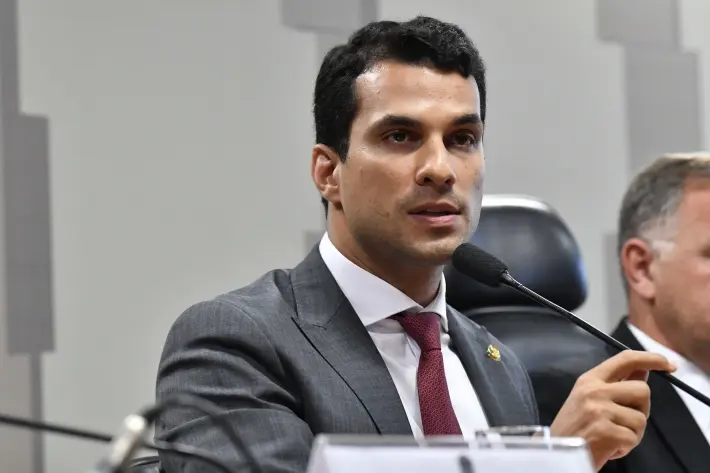 O senador Irajá Silvestre Filho (PSD-TO) durante audiência no Senado