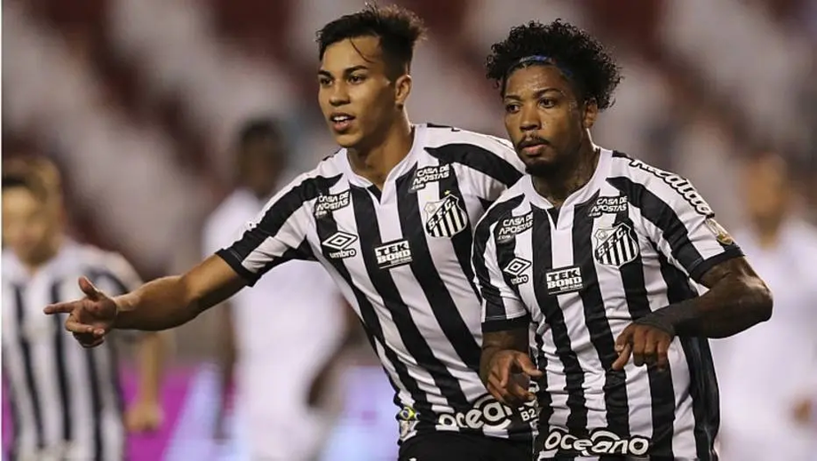 Marinho e Kaio Jorge comemoram o gol do Santos diante da LDU