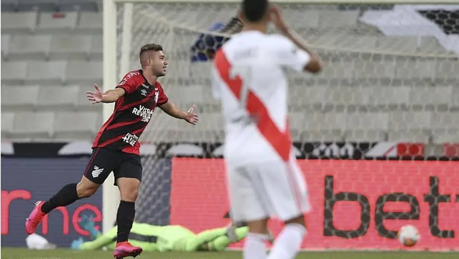 Bissoli comemora gol no empate do Athletico com o River Plate em Curitiba