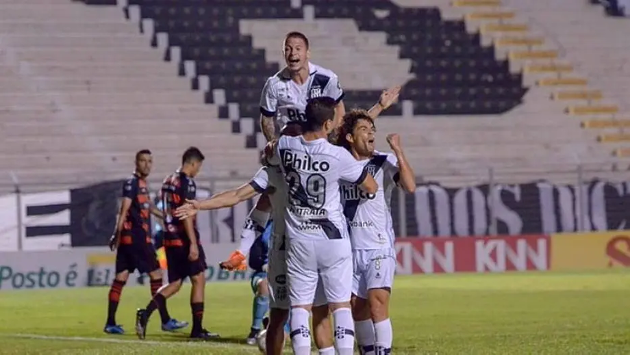 Jogadores da Ponte Preta comemoram gol marcado sobre o Oeste