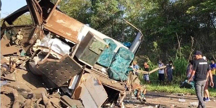 A colisão foi entre um ônibus que transportava funcionários de uma fábrica de jeans e uma carreta que levava estrume