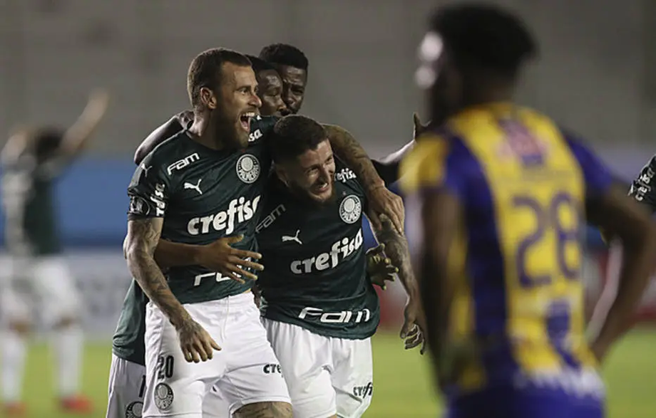 Zé Rafael comemora com Lucas Lima o terceiro gol do Palmeiras