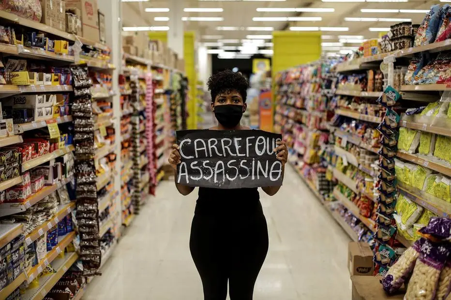 Mulher protesta neste domingo em um supermercado da rede Carrefour, na Barra da Tijuca, no Rio de Janeiro